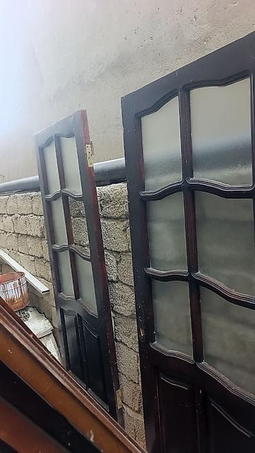 Şüşəli taxta qapılar tək 30 azn, hamısı birlikdə 200 azn - Material