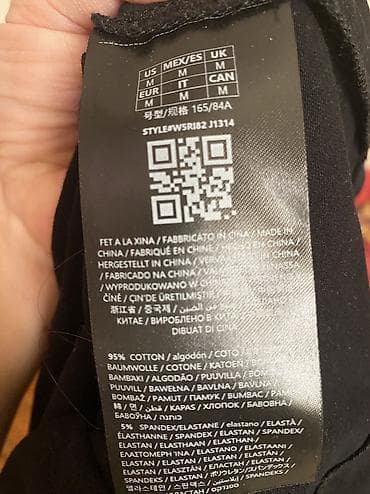 guess: GUESS qısaqol qadın T‑şortu - Rəng: qara - Ön hissə: qızılı-bürünc — 6