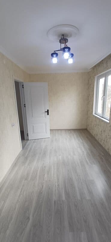 binə mərkəzdə evlər: Mənzilin təsviri - Plan: geniş zal, ayrıca yataq otağı, dəhliz və — 3