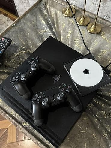 huawei mate xt: PlayStation 4 Pro oyun konsolu. 2 pult üstündə, 2 şunuru, zaretqası — 1