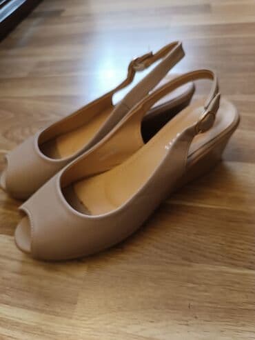 белые босоножки на тракторной подошве: Размер: 40, цвет - Бежевый, Новый — 1