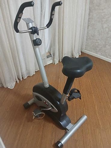 Qara oturacağı və tutacaqları olan gümüşü rəngli велотренажер. Evdə — 1