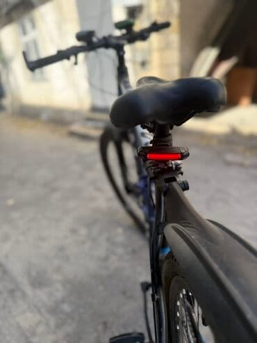 asma mühərrikli velosiped nədir: 29 olculu Merach dağ velosipedi, qara rəngdə və mavi detallarla — 6