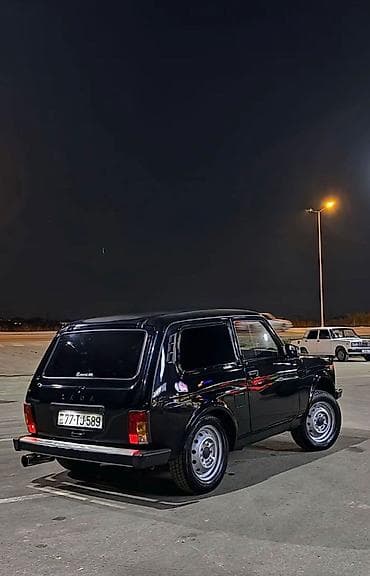 rengli işıq: LADA Niva (qara rəng, 3 qapı, 4x4) – şəhər və off-road üçün klassik — 3
