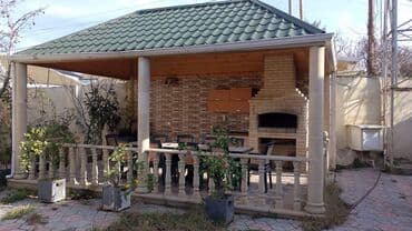 həyət evləri dizaynı: Bağ üçün geniş manqal-besedka - Dam örtüklü, sütunlu besedka — 1