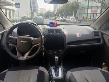 Qazanlar: Chevrolet Cobalt, ağ rəng, sedan gövdə. Xüsusiyyətlər: - Avtomat — 1