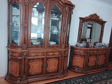 Klassik üslubda qonaq otağı üçün vitrinli bufet və güzgülü konsol