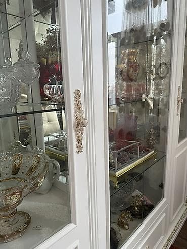 dolabları: Klassik üslublu vitrin-bufet - Rəng: ağ, qızılı dekorativ naxış və — 5