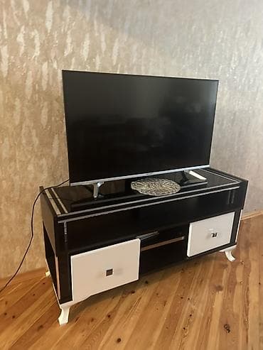divar refleri: Televizor üçün TV stendi - Rəng: qara-krem/ağ kombinasiyası, parlaq — 1