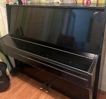 Kuban markasına aid köhnə model piano. İstifadə olunan pianodur — 2