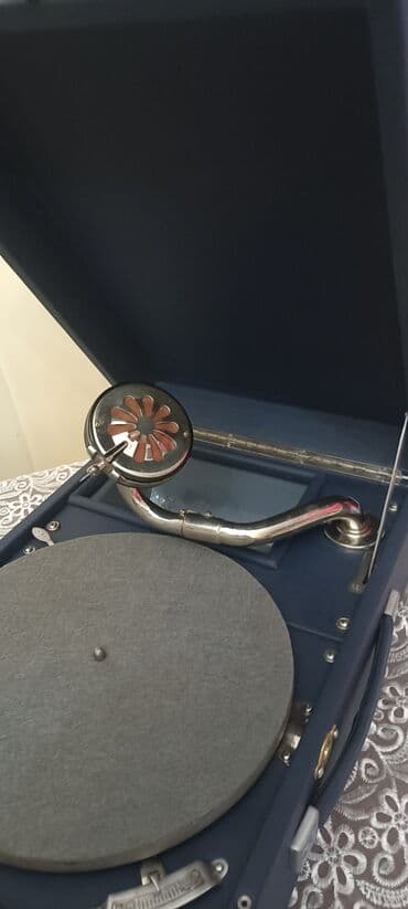 dim listening 1: Retro üslubda çox nadir göy rəngli "LENİNQRAD" patifonu. Üzərində val — 10