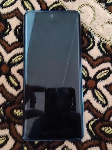 iphone x max pro: Mavi rəngli smartfon. Cihazın arxa hissəsində iri kamera bloku — 2