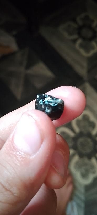 it sekis: Qara şüşəvari mineral parçaları – obsidian tipli təbii vulkanik şüşə — 3