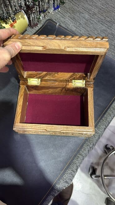 Məişət kimyəvi maddələri: Əl oyma taxta qutu - Material: təbii ağac, parlaq lak örtük - Dizayn — 2