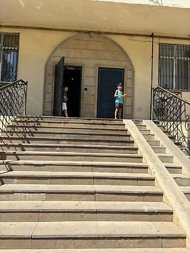 Satılır 9 cür mikrorayon Leylanın arxasında yerləşir. 93kv. Ev