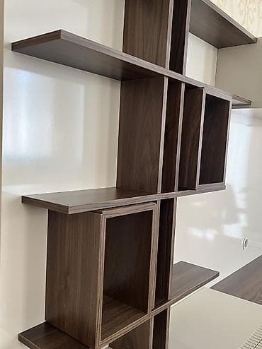 TV altlığı: TV Stand 
Şpon və mdf-dir
İdeal vəziyyətdədir
bütün rəflər işləkdir — 2