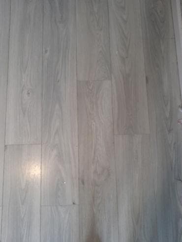 taxda qapl: Boz palıd naxışlı laminat döşəmə panelləri - Rəng/tekstura: Açıq-boz — 2