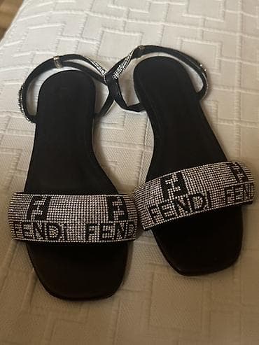 Fendi rhinestone sandal — qara rəngdə, düz tabanlı, kvadrat burunlu — 1