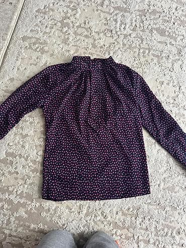 Miss Capris’s qadın köynəyi – ölçü 38 - Rəng və naxış: tünd göy fon