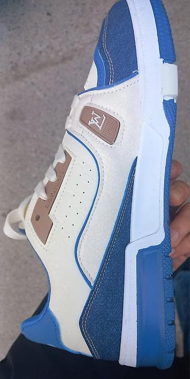 ağ krasofka: Unisex idman üslublu krossovkalar - Dizayn: Aşağı profilli, bağlamalı — 2