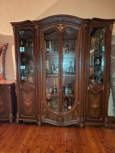 Klassik üslubda, oyma dekorlu vitrinli bufet - Material: təbii ağac