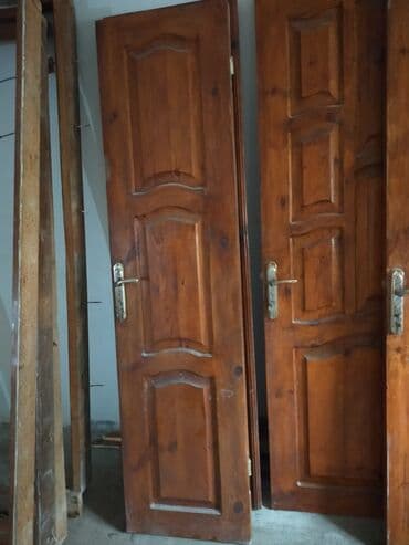 meyvə tərəvəz dükanı: Qəhvəyi rəngli taxta teksturalı interyer qapısı. Qapının üzərində — 4