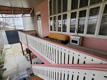ev itileri: Şəhər daxilində əsas yola çıxışı olan həyət evi. Xüsusiyyətlər: - — 4