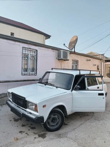 фольксваген бак: VAZ 2104, ağ rəng, sedan kuzov. Xarici: - Klassik “0” dizaynı, qara — 3