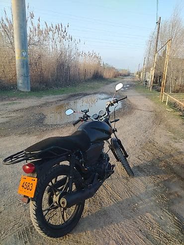 Qara rəngli şəhər/enduro tərzli motosiklet - Rəng: qara, minimalistik