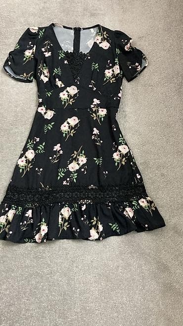 toxuma guller: Qara rəng üzərində çiçək naxışlı qadın donu - Üslub: qısa, A-kəsim — 1