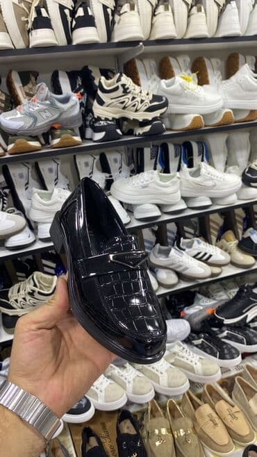 flis kişi tolstovkaları: Məhsul: Kişi və qadın ayaqqabıları – gündəlik və stil kombinasiyası — 9