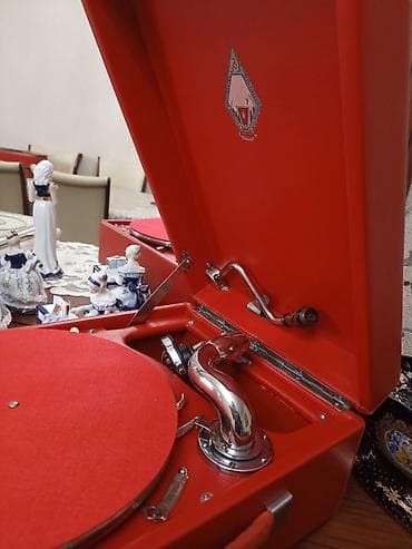 Velosiped ehtiyyat hissələri: Qırmızı portativ qrammofon – mexaniki yaylı - Korpus: qapaqlı — 3