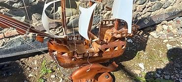 Bu, taxtadan hazırlanmış dekorativ gəmi modelidir. Modeldə ağ