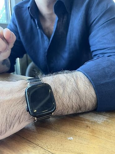 Apple Watch 11 Ağıllı saat — kvadrat formalı qara korpus, tac — 1