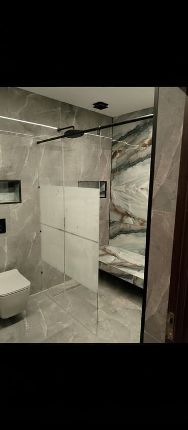 tuş kabin: Müasir dizaynlı, şüşə duş kabinəsi. Qara rəngli çərçivəsi və baş duşu — 1