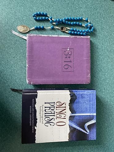 Религиозные книги: Bible Old Testament(Ветхий Завет) İngilis dilində və Sing! O Praise — 1