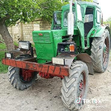 traktor 16: Traktor MTZ tipli, kabinalı, yaşıl rəng. - 4x2 təkər sxemi, qabaqdar — 3