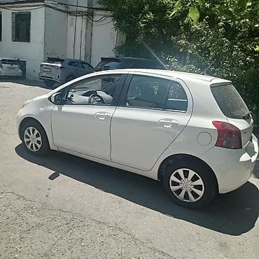 şuşeler: Toyota Yaris 5 qapı, ağ rəngdə hatchback. Mühərrik və texniki — 8