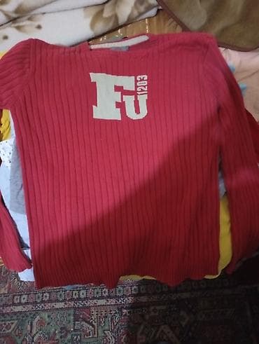 Kişi geyimləri: Kişi geyimləri dəsti 1) Qara kapüşonlu sviter - Ön hissədə “Böhse — 7