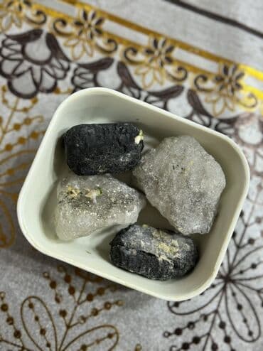 taxta qəfəs: Quşlar üçün nəzərdə tutulmuş qırmızı rəngli qəfəs. Qəfəsin içərisində — 6