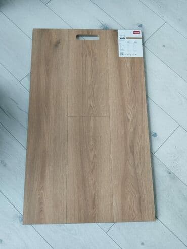 döşəmə taxtaları: Vani markalı laminat döşəmə nümunəsi. Yüngül taxta rəngindədir və — 2