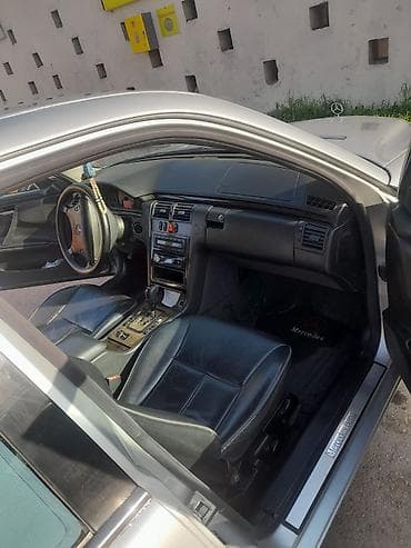 2000 bmw 320i: Mercedes-Benz E-Class: 2 l | 2000 il Sedan — 7