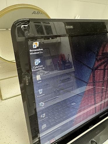 Məişət texnikası: Toshiba Satellite noutbuk - Ekran: təxminən 15.6" LED, parlaq örtük - — 2