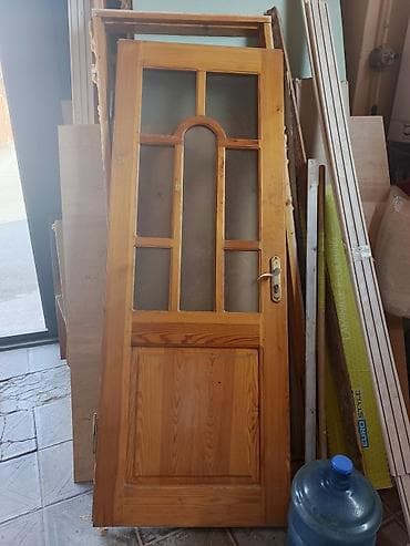 İki ədəd mebel əşyası satılır: 1) Şüşəli taxta qapı - Təbii ağacdan — 1