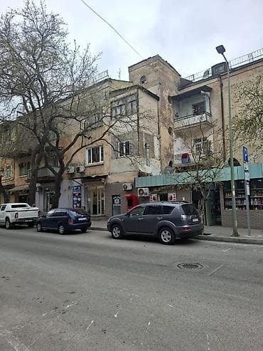 Tam merkezde. 28 may metrosunun teze cixisina yaxin erazide,Amerka
