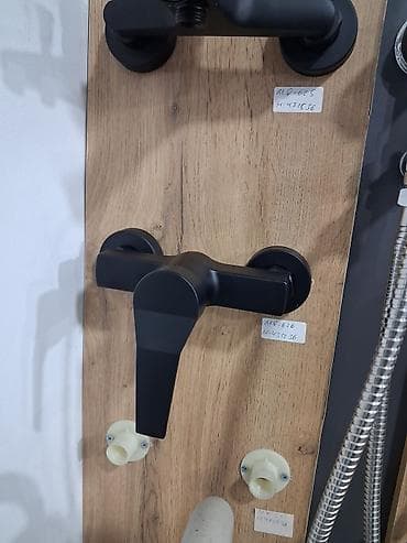 Mat qara rəngli divarüstü duş/hamam qarışdırıcısı - Minimalist