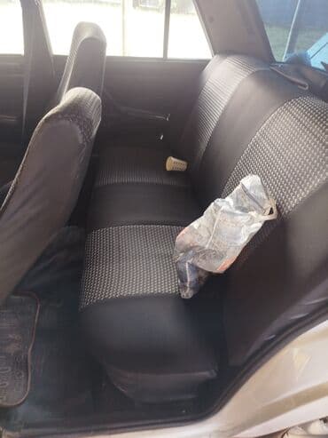 sprinter oturacaqlar: VAZ 2107 sedan, ağ rəng. Klassik kuzov dizaynı, xrom ön barmaqlıq və — 4