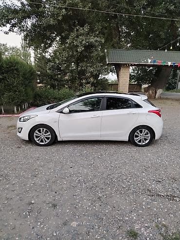 brabus disk: Hyundai i30 hetçbek, ağ rəngdə, müasir və dinamik kuzov xəttlərinə — 4