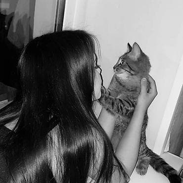 Qadın geyimləri: Qadınlar üçün qara rəngli kapüşonlu svitşot - Model: yarımfermuarlı — 2