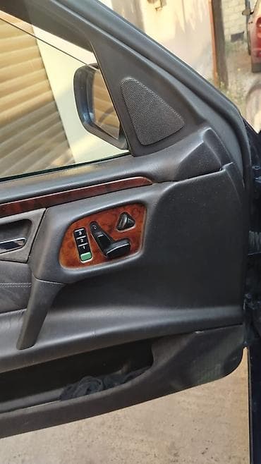 disk kalpaklar: Mercedes‑Benz E‑Class (W210), sedan, tünd göy rəng. Xüsusiyyətlər: - — 8